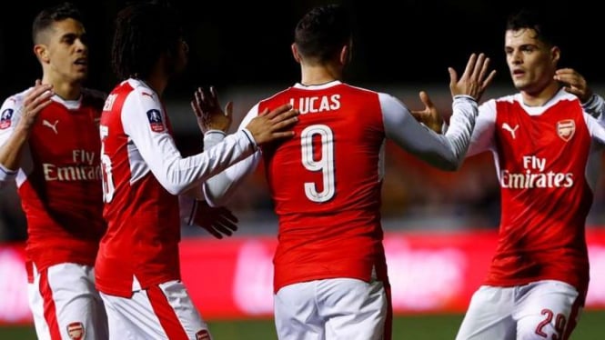 Para pemain Arsenal merayakan gol Lucas Perez (9)