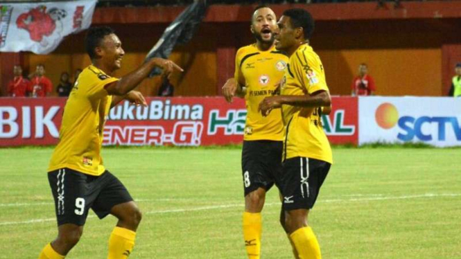 Para pemain Semen Padang merayakan gol Vendry Mofu (kanan)