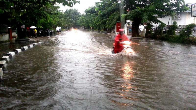 Banjir di Kawasan Industri Pulogadung, Jakarta Timur, Selasa (21/2/2017)