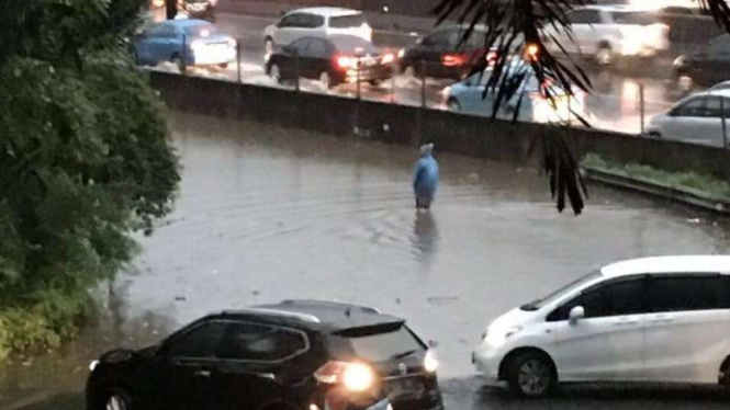 Banjir di akses masuk Tol Jatibening, Bekasi.