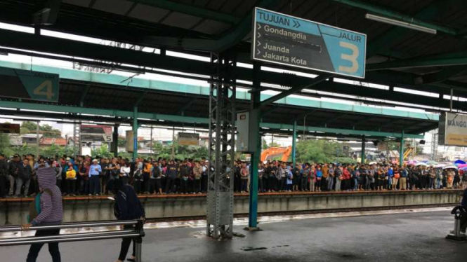 Gangguan sinyal, Para penumpang menunggu KRL di Stasiun Manggarai