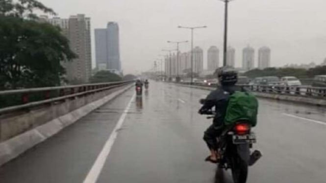 Motor melintas di ruas Tol Pulomas, Jakarta Timur.