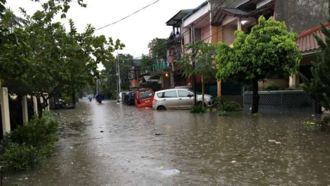 Banjir di kawasan Kayumas, Jakarta Timur, Selasa, 21 Februari 2017.