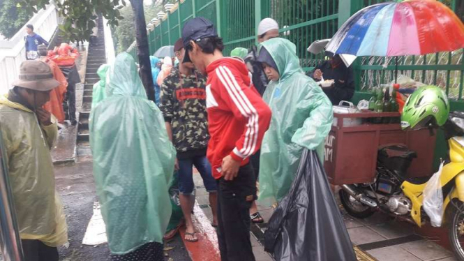 Relawan kebersihan di aksi 212 di depan Gedung DPR RI