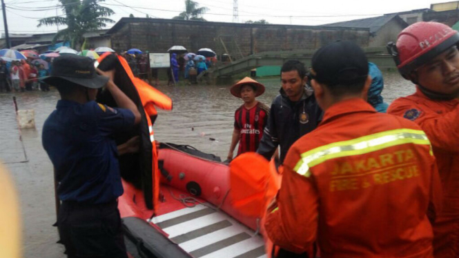 Tim SAR mencari korban yang hanyut di Jakarta Utara