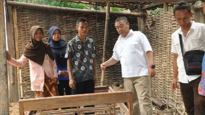Anggota Komisi E DPRD Jawa Tengah, Yudi Indras Wiendarto, berbincang dengan keluarga Sumanto di rumah tak layak huni milik mereka di Purbalingga pada Selasa, 21 Februari 2017.