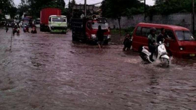 Banjir di Jalan Raya Narogong, Bantar Gebang, Bekasi, Selasa (21/2/2017).