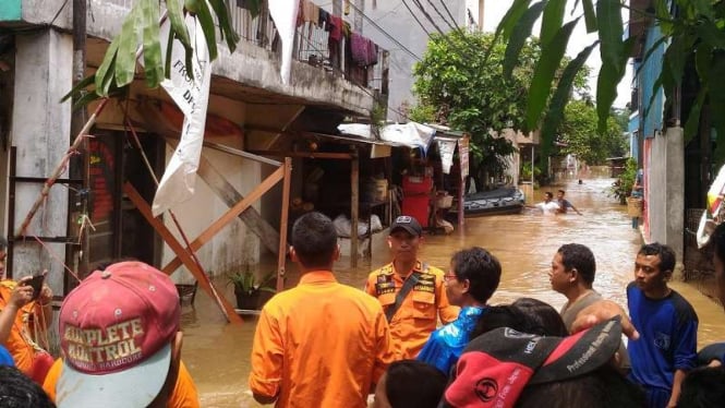 Tim SAR berusaha mengevakuasi warga di Cipinang Melayu.