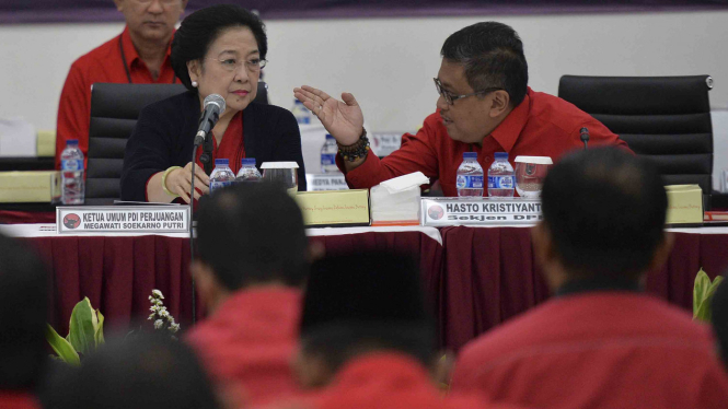 Ketua Umum PDI Perjuangan Megawati Soekarnoputri dan Sekjen PDI Perjuangan Hasto Kristiyanto (kanan).