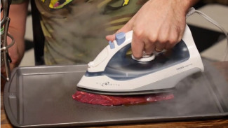 Unik, Aksi Youtuber Masak Steik dengan Setrika
