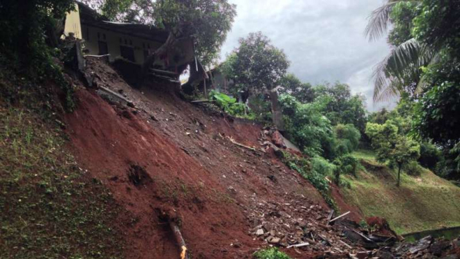 Sebuah rumah di Jalan Kutai II, Kecamatan Sukmajaya, Kota Depok, Jawa Barat, rusak parah akibat longsor pada Selasa, 21 Februari 2017.