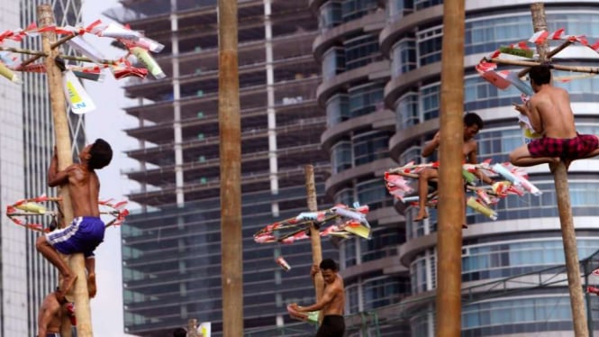 Sejumlah pemuda lakukan lomba panjat pinang di HUT Kemerdekaan Indonesia 