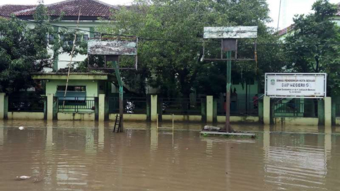 Banjir di kompleks SMP Negeri 9 Jatiasih, Kota Bekasi, Jawa Barat.