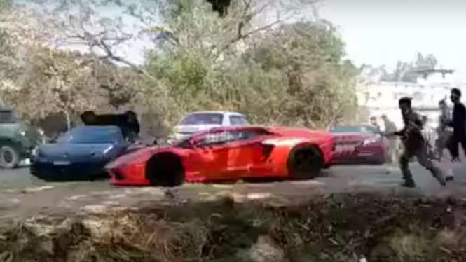 Ferrari dan Lamborghini dilempari batu oleh warga.