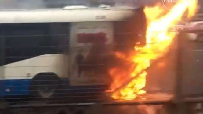 Bus kota yang terbakar di Sydney, Australia.