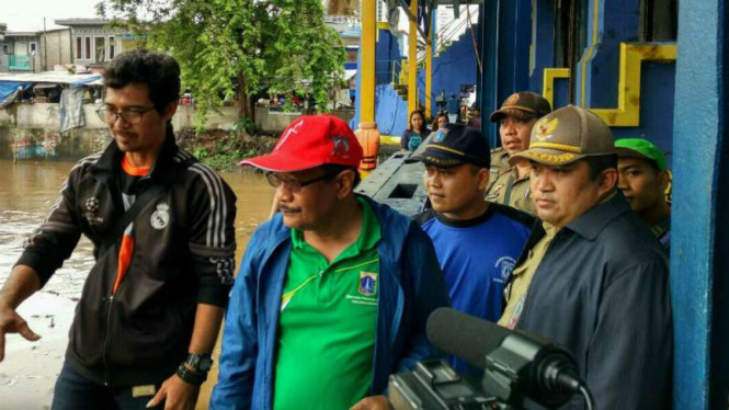Wakil Gubernur DKI Jakarta Djarot Saiful Hidayat meninjau Pintu Air Karet