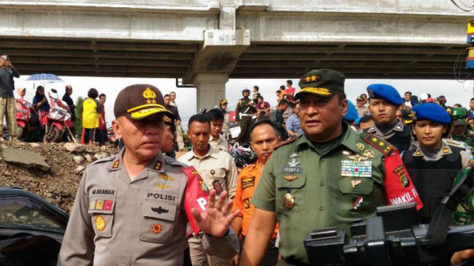 Kapolda Metro Irjen Pol M Iriawan dan Pangdam Jaya Mayjen TNI Teddy Laksmana pantau lokasi banjir.