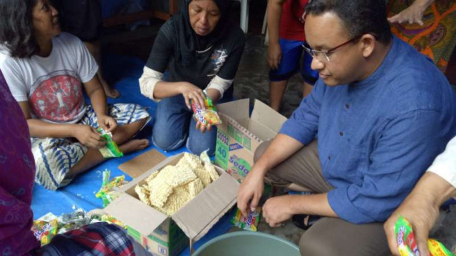 Anies Baswedan, mendatangi lokasi banjir  di Jalan Bina Warga, Rawajati, Jakarta