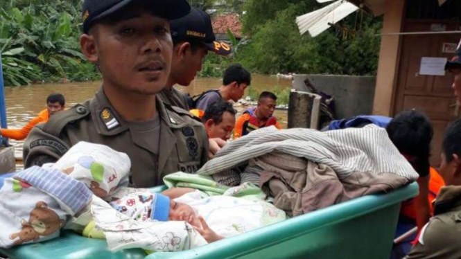 Menyelamatkan bayi di tengah banjir