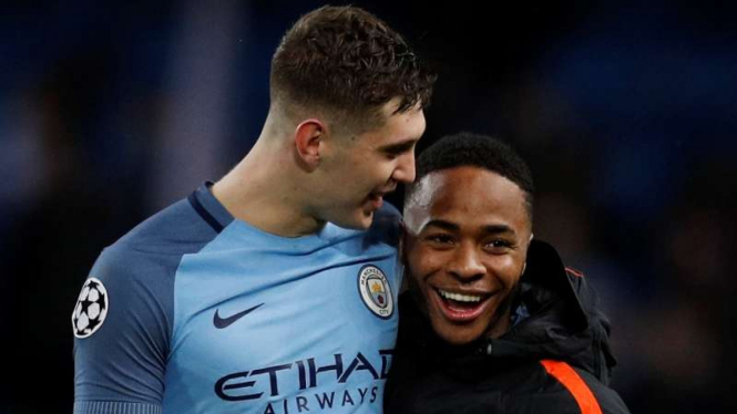 Dua pemain Manchester City, Jihn Stones (kiri) dan Raheem Sterling (kanan)