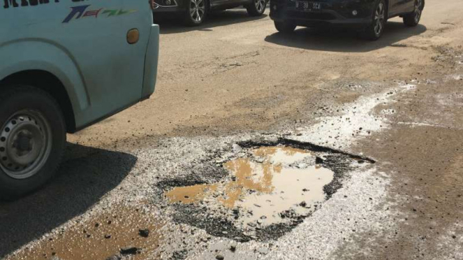 Jalan rusak atau berlubang berpotensi sebabkan macet parah dan kecelakaan lalu lintas. (Foto ilustrasi)