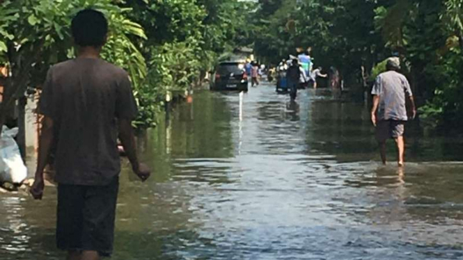 Banjir di kawasan perumahan Ciledug Indah, Tangerang, Banten, mulai surut pada Rabu siang, 22 Februari 2017.