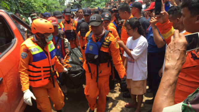 Petugas SAR mengevakuasi jasad pasukan oranye yang hanyut.