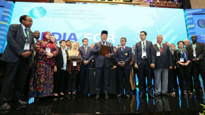 Wali Kota Bandung, Ridwan Kamil (berkopiah), dalam Internasional Islamic Cooperation Broadcasting Regulatory Authorities Forum di Bandung pada Rabu, 22 Februari 2017.