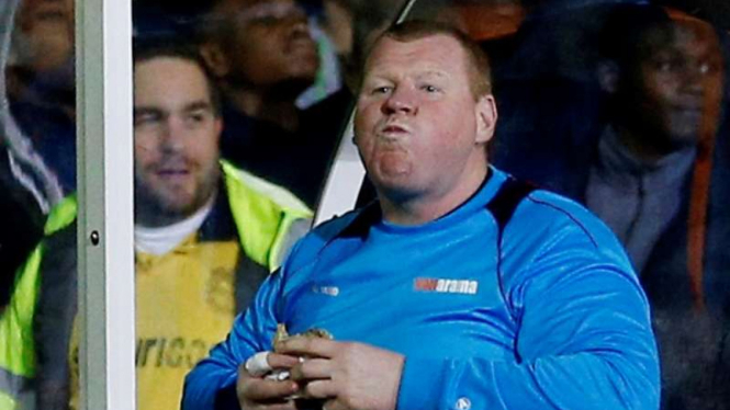 Mantan kiper Sutton City, Wayne Shaw, saat makan pai