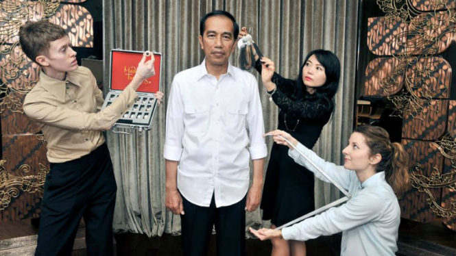 Presiden Joko Widodo dengan para tim museum Madame Tussauds