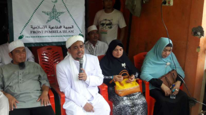 Habib Rizieq Shihab mendatangi korban banjir di Cipinang Melayu, Jakarta Timur.