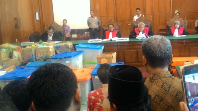 Gunungan kertas dalam sidang Trisulowati Jusuf alias Chin Chin di Pengadilan Negeri Surabaya, Jawa Timur, pada Rabu, 22 Februari 2017.