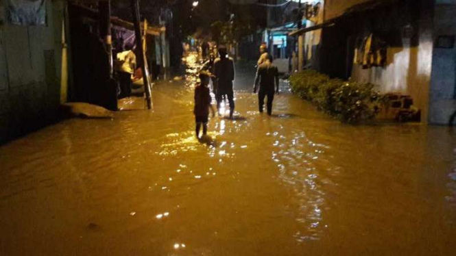 Setelah sempat surut, banjir kembali genangi wilayah Kampung Melayu.