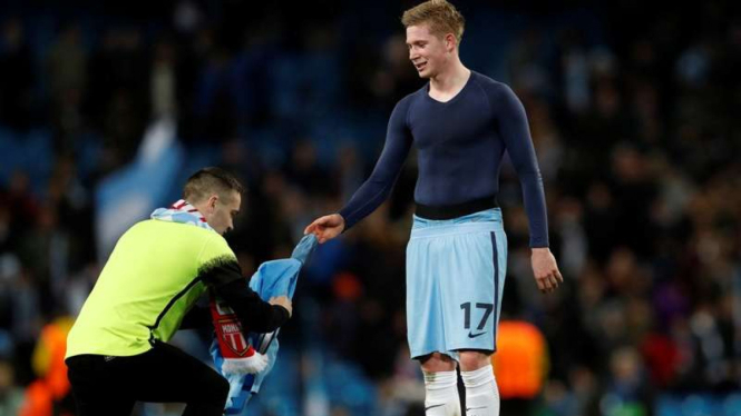Fans Manchester City meminta jersey Kevin De Bruyne