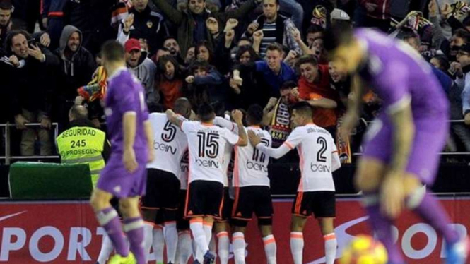 Para pemain Valencia rayakan gol ke gawang Real Madrid