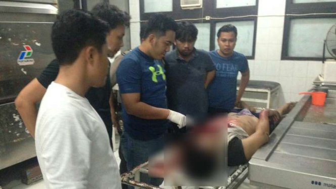 Jasad Aswar (22), raja begal Makassar saat dilarikan ke rumah sakit, Kamis dinihari (23/2/2017). Pria ini menjadi dalang lebih dari 50 kali tindak pidana di Makassar.