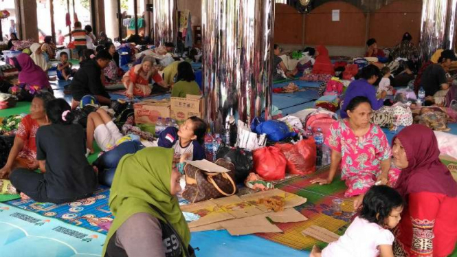 Warga Cipinang Melayu yang menjadi korban banjir masih bertahan di pengungsian. 