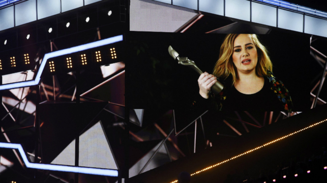 Adele meraih penghargaan Brit Awards.