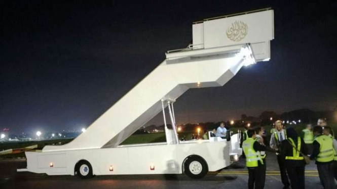 Kargo eskalator Raja Arab Saudi Salman bin Abdul Aziz Al tiba di Bandara Halim Perdanakusumah Jakarta. 