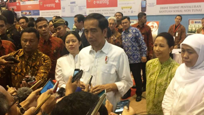Presiden Joko Widodo saat membagikan Bantuan Pangan Non Tunai di Cibubur.