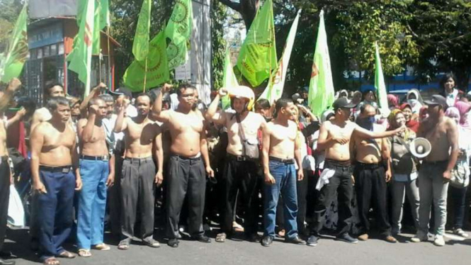 Ratusan buruh PT Simoplas berunjuk rasa dengan bertelanjang dada di Kota Semarang, Jawa Tengah, pada Kamis, 23 Februari 2017.