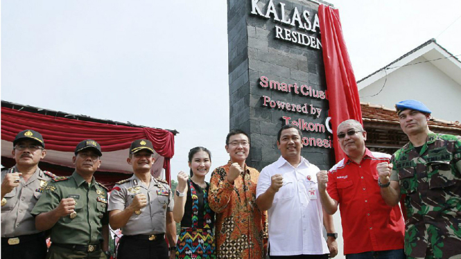 Wali Kota Semarang Hendrar Prihadi (baju putih)