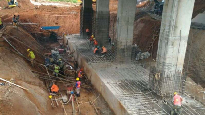 Para pekerja tengah memperbaiki Jembatan Cisomang.