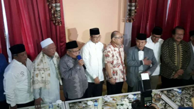 Forum Ulama dan Habaib (FUHAB) DKI Jakarta mendukung pasangan Anies-Sandi.