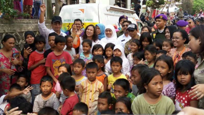 Menteri Sosial Khofifah Indar Parawansa kunjungi korban banjir Cipinang Melayu