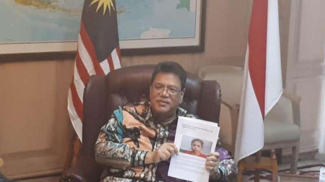 Dubes Malaysia untuk Indonesia, Zahrain Mohamed Hashim, memegang foto Siti Aisyah, WNI tersangka pembunuh Kim Jong-nam – kakak tiri pemimpin Korea Utara, Kim Jong-un.