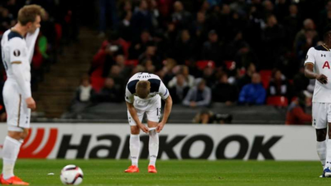 Kekecewaan striker Tottenham, Harry Kane usai cetak gol bunuh diri