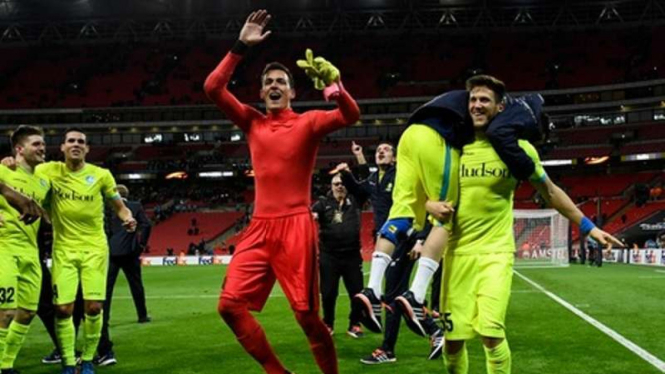 Para pemain KAA Gent rayakan keberhasilan menyingkirkan Tottenham Hotspur