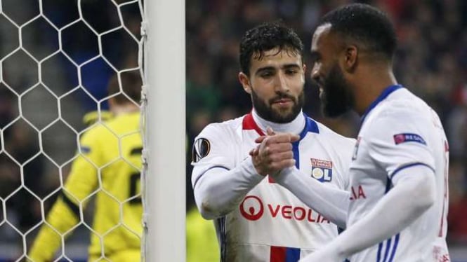 Striker Olympique Lyon, Nabil Fekir (kiri) rayakan gol ke gawang AZ Alkmaar
