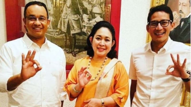 Titiek Soeharto bersama Anies-Sandi memberi salam tiga jari. 